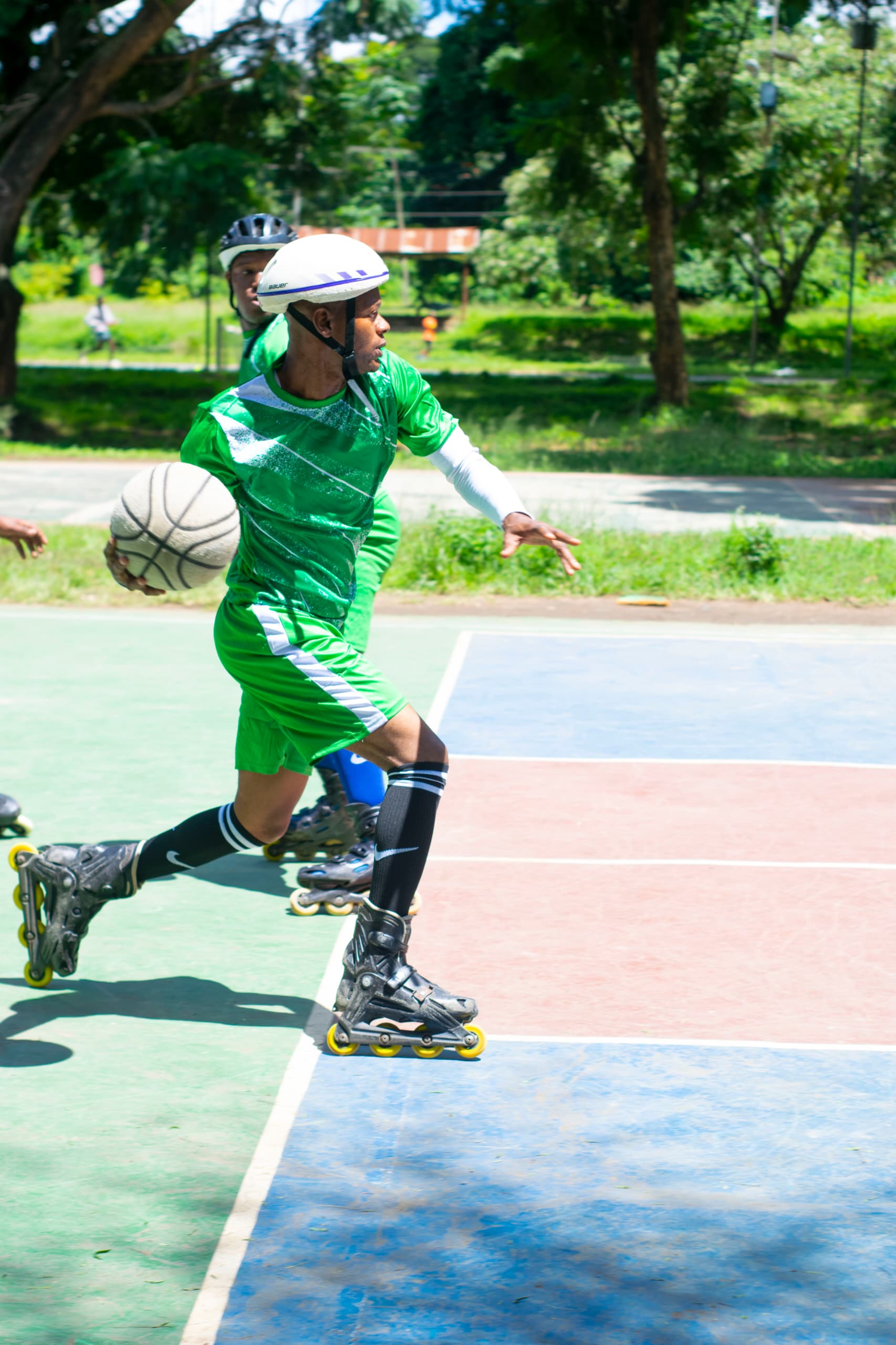 Wachezaji vijana wakifanya mazoezi ya RollBall