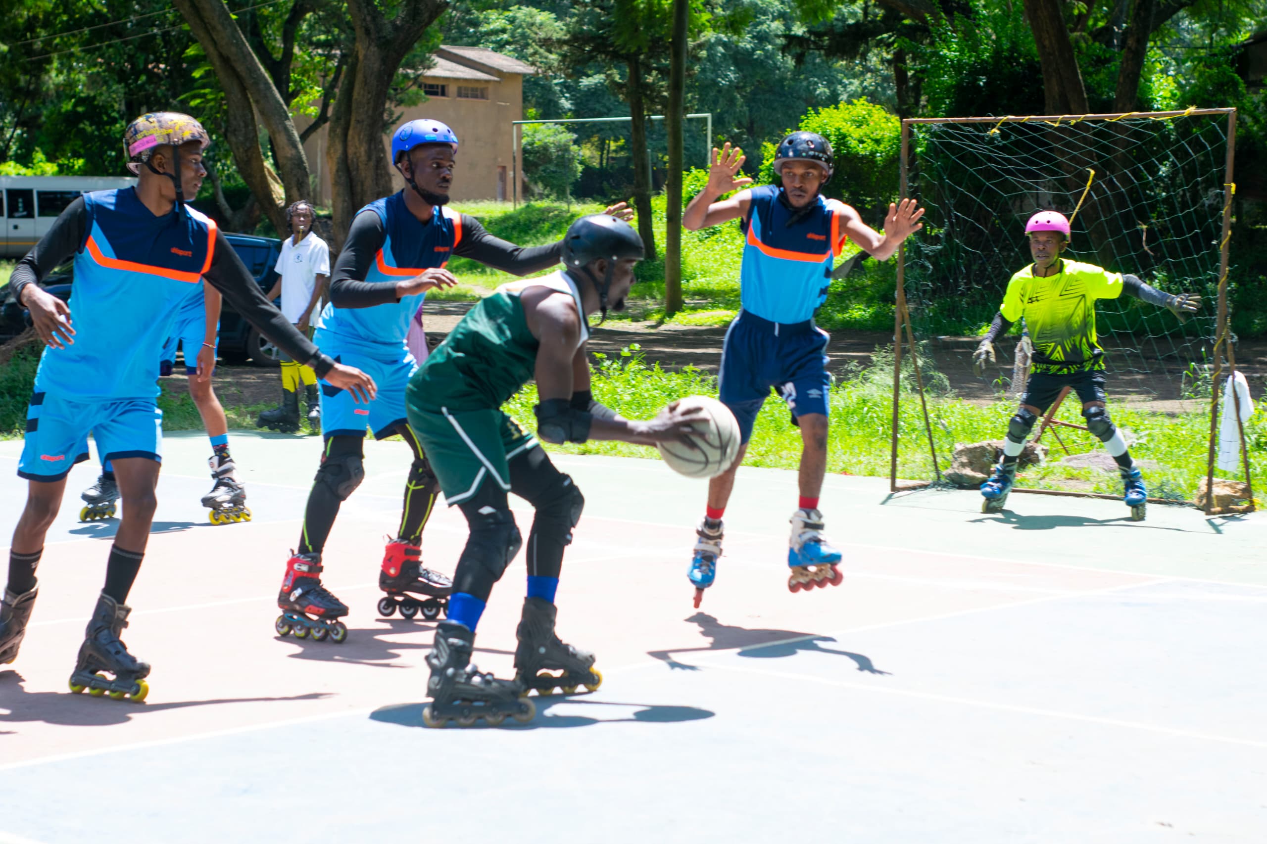 Mchezaji akionyesha umahiri wa kuteleza na mpira