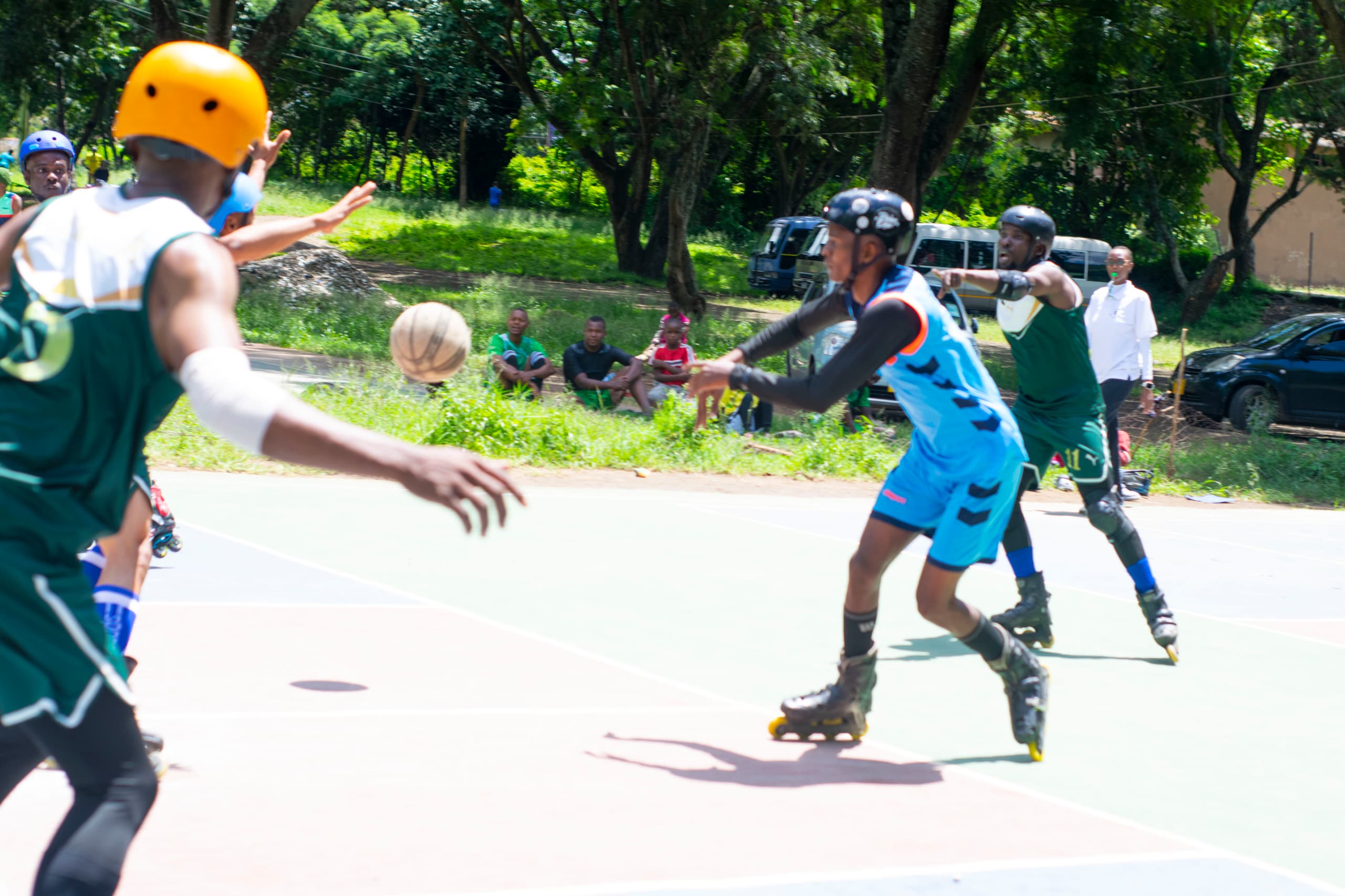 Nahodha wa timu akinyanyua kombe la ubingwa